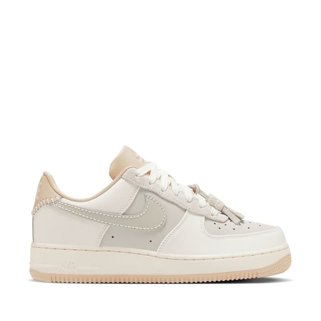Кроссовки женские Nike WMNS AIR FORCE 1 07 молочные HV1813-001